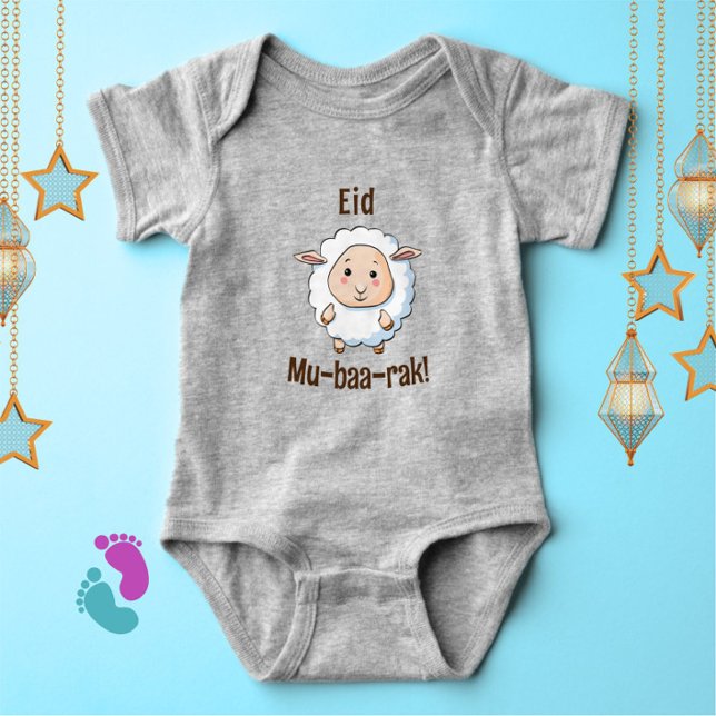 Cute ’Eid Mubarak’ Sheep Funny Baby Bodykostym T Shirt (Celebrate the joy of Eid with this cute "Eid Mu-baa-rak!" cartoon sheep baby bodysuit!)