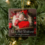 Cute Elegant Photo Grandparent First jul Julgransprydnad Keramik<br><div class="desc">Utmärkt prydnadsföremål för utsmyckning av helgdag med en enkel design med "Vår första jul som morföräldrar" i ett elegant-skript över ditt favoritfoto. Baksidan har ett andra bild tillsammans med baby namn och födelsestatus. Ladda upp ett ultraljudsfoto och lägg till ditt baby namn och förfallodatum för att göra detta moderna prydnadsföremål...</div>