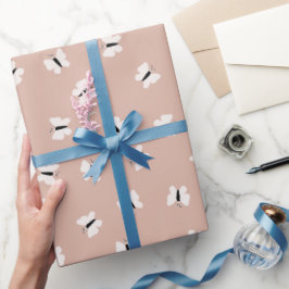 Cute elegant, vita fjärilar på rosa presentpapper