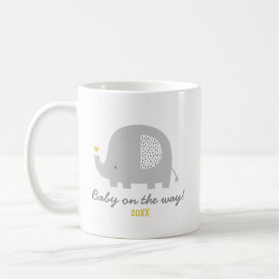 Cute elephant baby på väg + födelseår kaffemugg
