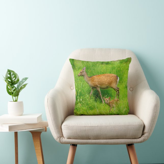 Cute fallow deer with young kudde (Stol)