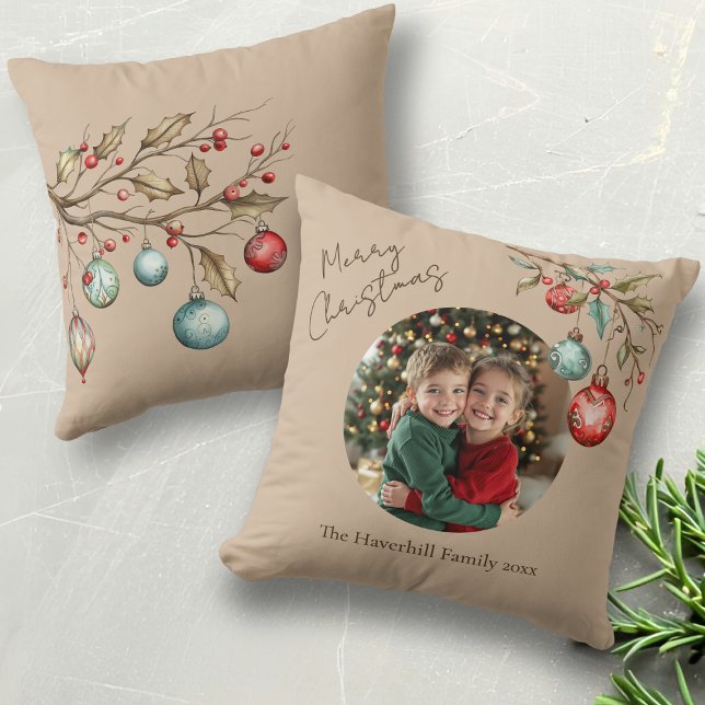 Cute Family Photo Beige jul Dekorativ kudde (Family photo with watercolor ornaments pillow with beige background.)