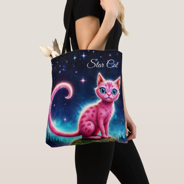 Cute fantasy rosa animal in night starry valley tygkasse (Närbild)