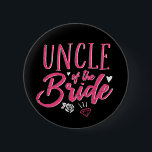 Cute farbror of The Bride Rosa Calligraphy Script Knapp<br><div class="desc">Teckensnittsdesign för kalligrafi-skript i vintage för förlovningsfest, repetitionsmiddag, möhippa eller bachelorette-fest. Matchande varor från bröllop för bruden, hennes familj och vänner. Bright rosa färg under en roligt natt ut med bruden, maid of honor, brud, vänner och hela besättningen i bröllop. Firar att vara upptagen och gifta sig med den här...</div>