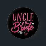 Cute farbror of The Bride Rosa Calligraphy Script Knapp<br><div class="desc">Teckensnittsdesign för kalligrafi-skript i vintage för förlovningsfest, repetitionsmiddag, möhippa eller bachelorette-fest. Matchande varor från bröllop för bruden, hennes familj och vänner. Bright rosa färg under en roligt natt ut med bruden, maid of honor, brud, vänner och hela besättningen i bröllop. Firar att vara upptagen och gifta sig med den här...</div>