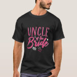 Cute farbror of The Bride Rosa Calligraphy Script T Shirt<br><div class="desc">Teckensnittsdesign för kalligrafi-skript i vintage för förlovningsfest, repetitionsmiddag, möhippa eller bachelorette-fest. Matchande varor från bröllop för bruden, hennes familj och vänner. Bright rosa färg under en roligt natt ut med bruden, maid of honor, brud, vänner och hela besättningen i bröllop. Firar att vara upptagen och gifta sig med den här...</div>