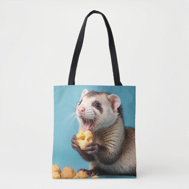 Cute Ferret Eating Cheese Puffs Tygkasse (Framsida)