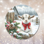 Cute Festive Baby Goat på julen på gården Runt Klistermärke<br><div class="desc">Julklistermärken eller kuvertförseglare. En vattenfärgad illustration av en scen på en rustik gård med en baby-get sitta bakom ett trästaket som dekoreras i gräs,  bär och trädgård på en vinterdag under jul.</div>