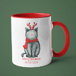 Cute Festive Cat God jul Personlig Namn Mugg<br><div class="desc">Cute Festive Cat God jul Personlig Namn Helgdag Coffee Mugg har texten "God jul" i modern manustypografi accentuerad med en söt katt med röd halsduk och tändare med personlig namn nedan. Perfekt för julklappar,  party och firande,  julklappar,  födelsedagar och så vidare. Skapat av Evco Studio www.zazzle.com/store/evcostudio</div>