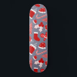 Cute Festive Red Illustrations jul Mönster Mini Skateboard Bräda 18,5 Cm<br><div class="desc">Den här söta och enkla julen mönster är perfekt för festen och roligten vibe. Den innehåller handritade illustrationer av en snöig skorsten, lagring, prydnadsbär, blåbär, vinybär, löv, Julgran, candy cane, pepparkaksgubbe och Jultomten hatt ovanpå en dammig mörk och ljusblå bakgrund. Det är modernt, förtjusande och sött. perfekten är utformad för...</div>