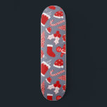 Cute Festive Red Illustrations jul Mönster Mini Skateboard Bräda 18,5 Cm<br><div class="desc">Den här söta och enkla julen mönster är perfekt för festen och roligten vibe. Den innehåller handritade illustrationer av en snöig skorsten, lagring, prydnadsbär, blåbär, vinybär, löv, Julgran, candy cane, pepparkaksgubbe och Jultomten hatt ovanpå en dammig mörk och ljusblå bakgrund. Det är modernt, förtjusande och sött. perfekten är utformad för...</div>