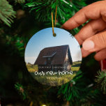 Cute First jul i vårt nya foto Julgransprydnad Keramik<br><div class="desc">Vår första jul i vårt nya hem: ett sött teckensnitt och en enkel design för den här fotoporten. Så här anpassar du dig med bild som är din favorit. Du kan också enkelt ändra färg på teckensnittet så att det passar dig. En perfekt, en hemmavärmargåva eller familjemöjlighet för att fira...</div>