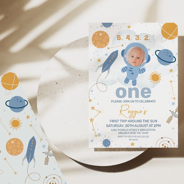 Cute First Resa runt Sol 1:a födelsedag Inbjudningar (First trip around the sun 1st birthday invitation with photo in astronaut's helmet. Outer space )