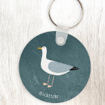 Cute Fiskmås Namn Nyckelring<br><div class="desc">En cheeky fiskmås som står vid havet. Perfekt för dem som kärlek sväljer fåglar och kusten. Anpassa genom att ändra eller ta bort namn.</div>