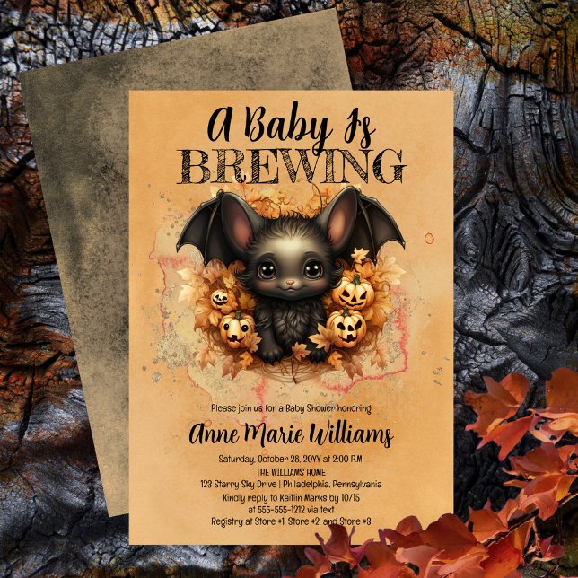 Cute Fladdermus A Baby brinner i babyskor Inbjudningar ("A Baby Is Brewing" cute baby bat and jack o' lanterns Baby Shower invitation)