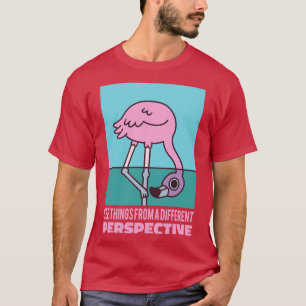 Cute Flamingo ser Sak från ett annat perspektiv T Shirt