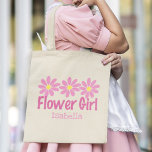 Cute Flower Girl Rosa Daisy Personligt bröllp Gift Tygkasse<br><div class="desc">En anpassningsbar-blomma-flicka till en säckgåva till de speciella småflickorna i bröllop brudens sida. Söt rosa daisy blommar med barnets namn under på en vacker personlig barn närvarande.</div>