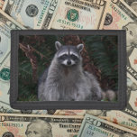 Cute Forest Raccoon Wildlife Photo<br><div class="desc">Säkra pengar och kredit-kort med den här plånboken som innehåller fotobilden av en söt skog Raccoon som pockar för kameran. Markera din plånbok färg.</div>