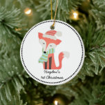 Cute Fox Baby under jul Winter Woodland Rustic Julgransprydnad Keramik<br><div class="desc">Den här snygga vinter-trädsdesignen för räv vid jul har en rustik illustration av en röd räv med en halsduk och röd hatt. Anpassa med ditt barns namn, datum eller text efter eget val. Perfekt till ett baby första eller julklapp till ett ungt barn. Anpassa bakluckan så att den matchar rumsdekaler...</div>
