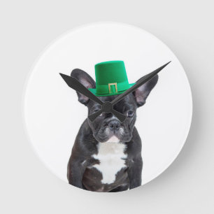 Cute Fransk Bulldog med Hat St. Patrick's Day Rund Klocka