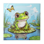 Cute Frog på en Lily Pad Cute-Personlig Kakelplatta<br><div class="desc">Groda den matade plattan. Den bedrövliga toad eller groda sitta på en liljespad omgiven av fjärilar med hans reflektion i vatten. Tecknad groda i tecknad bok stil.</div>