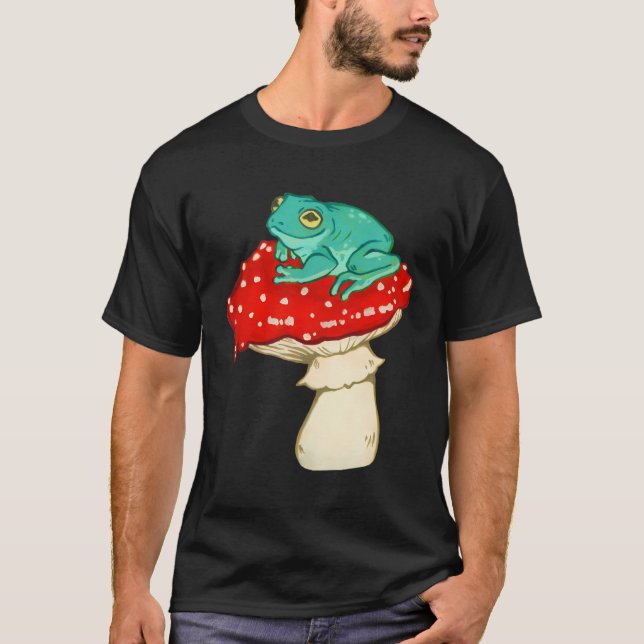Cute Frog Sitta på rödfläckad svamp T Shirt (Framsida)