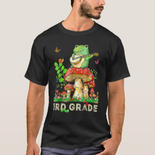 Cute Frog spelar Banjo på Mushroom Back to school T Shirt