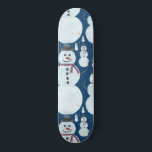 Cute Frosty Blue Snögubbe Watercolor Mönster Mini Skateboard Bräda 18,5 Cm<br><div class="desc">Den här söta och artsy vintern är julhelgens perfekt. Den har en frostig blå, svart, orange och en burgudröd, handmålad vattenfärg snögubbe mönster ovanpå en mörk blått bakgrund. Det är underbart, sött, modernt och festligt. Njut av den här handmålade originaldesignen som har gjorts av konstnären La Femme, Rachel Matheney. ***VIKTIG...</div>