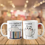 Cute Funny Bok Cat Lover Quote Bookworm Namn Kaffemugg<br><div class="desc">Cute och lustiga katter med bokar personlig-gåva till bokmaskar som kärlek katter,  med anpassadet citat: "Distraherat av katter och bokar".</div>