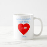 Cute Funny Cardiolog Gift Mugg<br><div class="desc">Lub-dub går tecknadens hjärta på den här söta,  roliga kardiologen mugg. Ger en utmärkt gåva till överkomliga priser till alla som arbetar på ett kardiologkontor..sköterska,  bokhållare,  assistent,  receptionist eller doktor själv.</div>