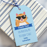 Cute Funny Cat Child's Birthday Tack Presentetikett<br><div class="desc">Fira coolans speciella dag med den här Coolan Kattens födelsedag. Den här presentens märkre illustrerar en söt orange tabby katt med solglasögon mot en lätt pastellbakgrund. Baksidan är en mönster av vita stjärnor.</div>