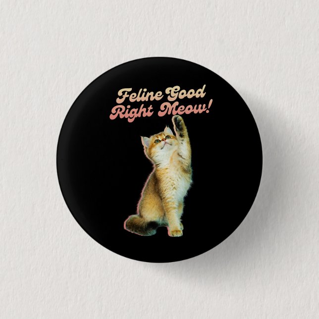 Cute Funny Cat Typography med lekkattunge Knapp (Framsida)