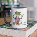 Cute Funny Frog  Personlig Namn Mugg<br><div class="desc">Cute Funny Frog Personlig Coffee Tea Mugg har en rolig tecknad av en groda med texten "Tillbaka till mina rötter" i modern skrift. Personlig med ditt eget namn genom att redigera texten i textrutan. Perfekter till jul, födelsedag, trädgårdsmästare, Mors dag, Fars dag och mycket annat. Designad av ©Evco Studio www.zazzle.com/store/evcostudio...</div>