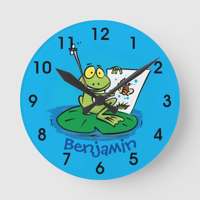 Cute funny green frog cartoon illustration round c rund klocka (Framsida)