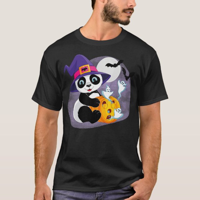 Cute, Funny Halloween Panda Witch with a Pumpkin T Shirt (Framsida)