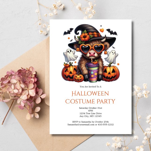 Cute Funny Highland Cow Coffee Halloween fest Inbjudningar (Highland Cow Halloween Party Invitation Cute Funny for Kids or Adults. Digital or Printed. )