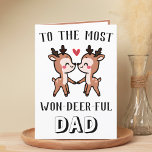 Cute Funny Hjort Buck Wonderful Pappa Birthday Tack Kort<br><div class="desc">Tittar du ett unikt sätt att uttrycka kärlek och humor? Vårt roliga hälsningskort för hjort är perfektens val för alla pappa på hans födelsedag eller till och med för Fars dag! Anpassa den genom att lägga till ditt eget personliga meddelande. Utformningen har två söta baby hjort och ett meddelande till...</div>
