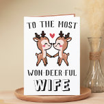 Cute Funny Hjort Buck Wonderful Wife Birthday Tack Kort<br><div class="desc">Tittar du ett unikt sätt att uttrycka kärlek och humor för din make/maka? Vårt roliga hälsningskort för hjort är perfektens val för vilken fru som helst på hennes födelsedag eller till och med för en bröllop-årsdag. Anpassa den genom att lägga till ditt eget personliga meddelande. Utformningen har två söta baby...</div>