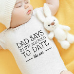 Cute funny, ingen mat som någonsin t shirt<br><div class="desc">Den här söta och roliga kroppsdräkten har modern typografi "pappa säger att han inte får dejta,  som alltid" i svart. Perfekt för nyfödda barn eller babyduschgåva.</div>
