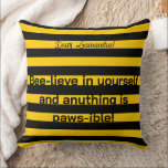 Cute Funny Kärlek-citatet Humla Rand Mönster Kudde<br><div class="desc">En snygg,  klassiskt vid rand mönster-design med humla inspirerade till svart och gult rand. Anpassa det enkelt till din text och namn! - designat med ❤ av Zaubershirts -</div>