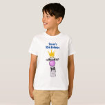 Cute Funny Llama Illustration Birthday T Shirt<br><div class="desc">Personligens födelsedag t-shirt med ett vismiskt lampa som blåser en rosa bubbla medan tuggummi tuggas. Med guld krona och svart fluga.</div>