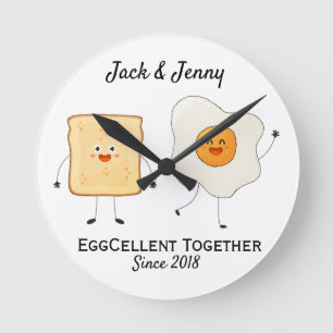 Cute Funny Lycklig Toast Eggcelent tillsammans Rund Klocka