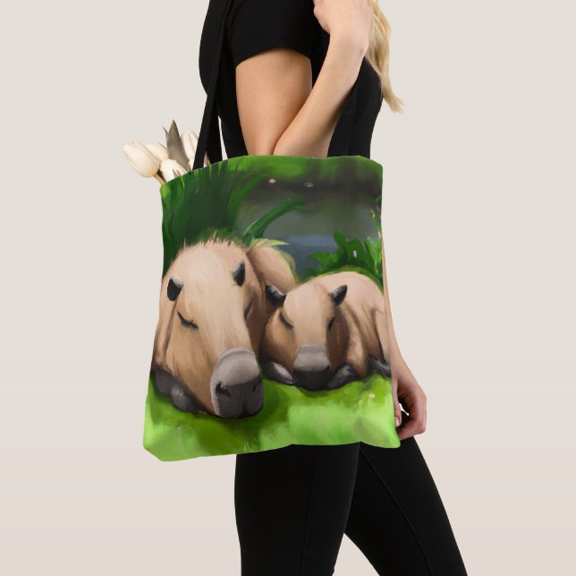 Cute Funny Napping Capybaras vid dammen Tygkasse (Närbild)