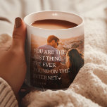 Cute Funny online för par 4 fotokollage Mugg<br><div class="desc">Perfektens Valentines ger en gåva till ett par som hittade kärlek genom onlinens datering! Utformningen innehåller fyra foton som du själv väljer,  med texten "Du är den bästa sak i som någonsin har hittats på Internet",  namn och "det var kärlek vid första svepningen!".</div>