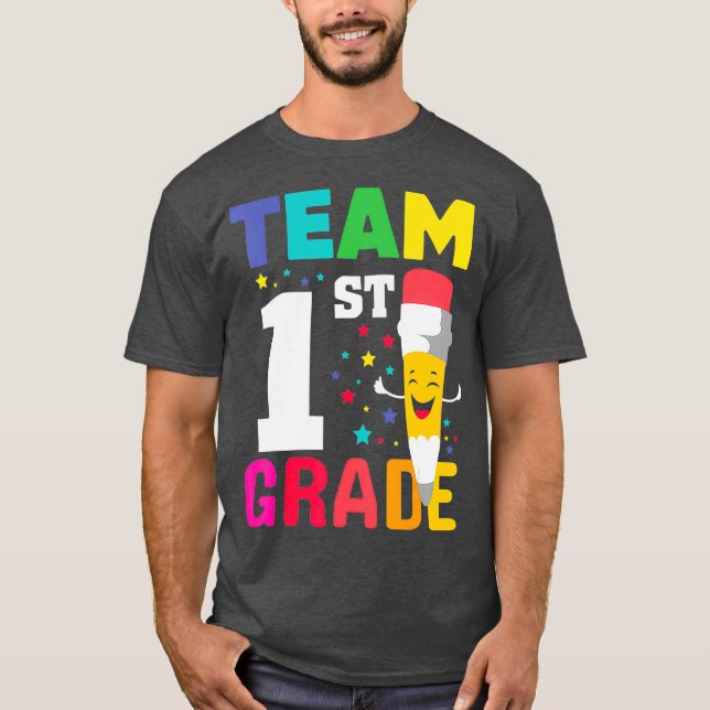 Cute Funny Pencil Crayon Team 1:a Klass to T Shirt (Framsida)