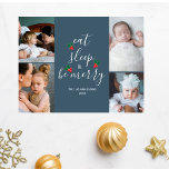 Cute Fyra fotokollage jul Helg Vykort<br><div class="desc">Färgkort för matlagningsfoto i julklapp med festive roligt text i det moderna kalligrafiskriptet för elegant som säger "ät, sova och var god". Det finns en vattenfärgad illustration av ett rött och grönt som sitter mellan texten som ser ut som ett Julgran! På den himmelska blå bakgrunden. Lägg till ditt fyra...</div>