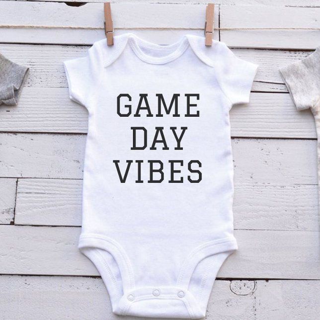 Cute Game Day Baby-dräkt - fotbollssäsong utanför  T Shirt (Game Day Vibes Baby)
