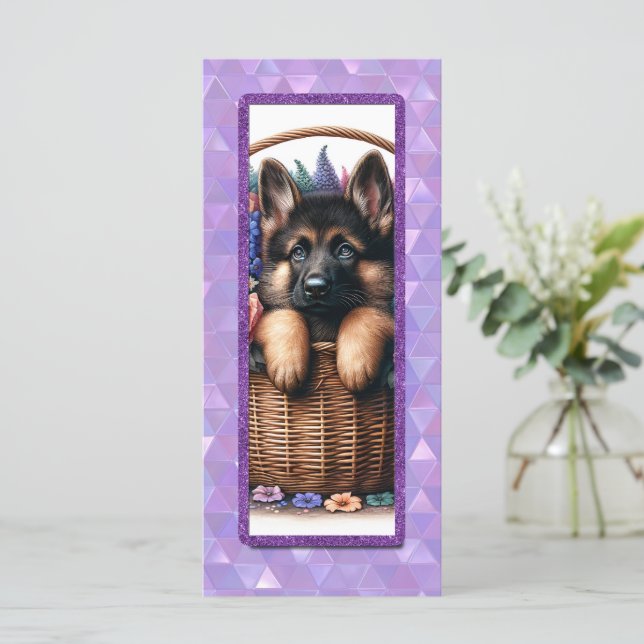 Cute German Shepherd Hund i A Basket (Stående Fram)