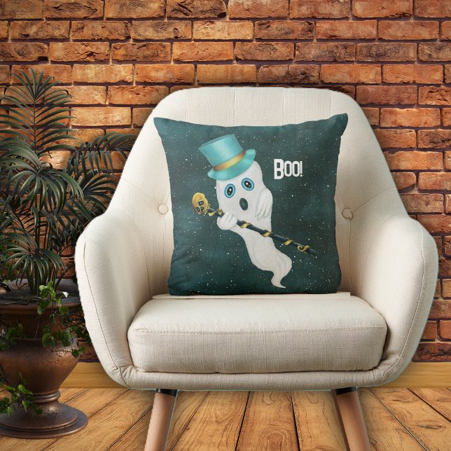 Cute Ghost Flyter i Himlar Skull Käpp Blue Top hat Kudde (Ghost silly face in top hat with skull cane floating in night sky with stars on Halloween pillow.)