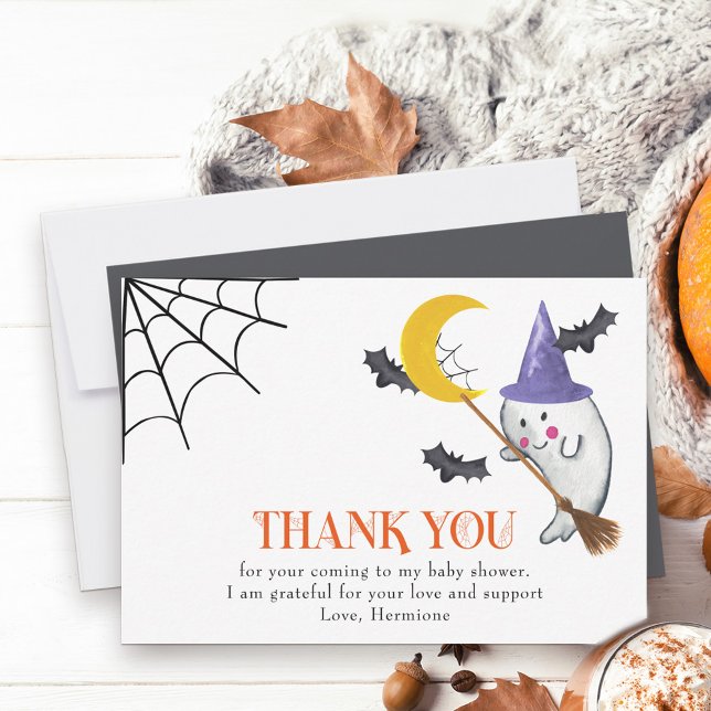 Cute Ghost och Cobwebs Halloween Tack Kort (Halloween thank you card with cute witchy ghost on a broomstick and cobweb lettering)